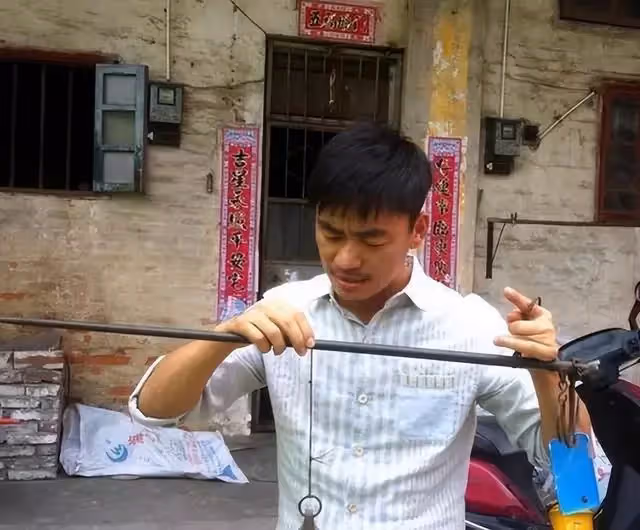 夫妻公婆同住,婆婆住院後,妻子被兄弟姐妹數落,男人:我太窩囊