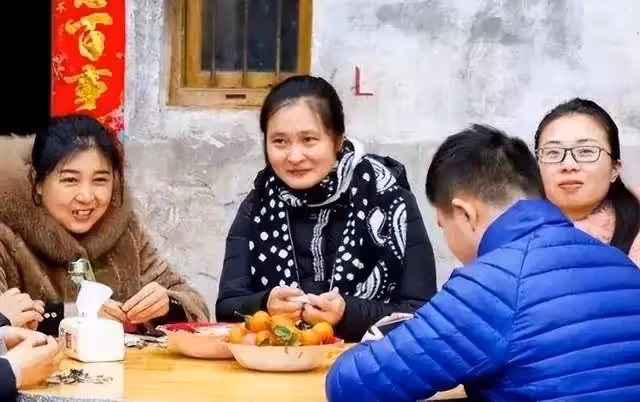 夫妻公婆同住,婆婆住院後,妻子被兄弟姐妹數落,男人:我太窩囊