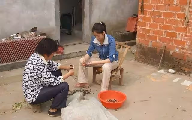 夫妻公婆同住,婆婆住院後,妻子被兄弟姐妹數落,男人:我太窩囊
