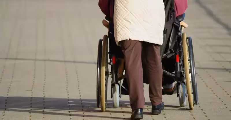 人老心不老，65歲老人愛上女徒弟，被暴打仍不知悔改