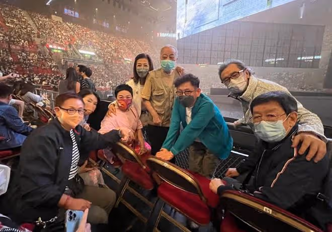 鄧光榮遺孀現身鄭欣宜演唱會，與鄭少秋罕見同場，其夫曾怒斥對方