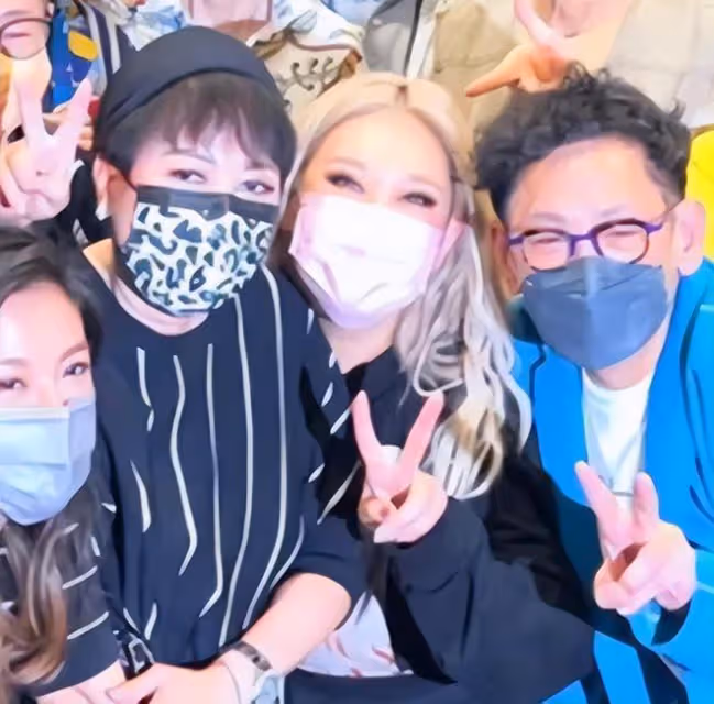 鄧光榮遺孀現身鄭欣宜演唱會，與鄭少秋罕見同場，其夫曾怒斥對方