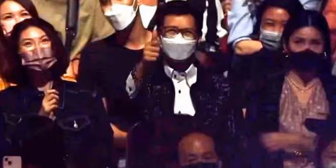 鄧光榮遺孀現身鄭欣宜演唱會，與鄭少秋罕見同場，其夫曾怒斥對方