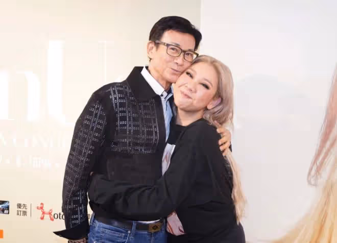 鄧光榮遺孀現身鄭欣宜演唱會，與鄭少秋罕見同場，其夫曾怒斥對方