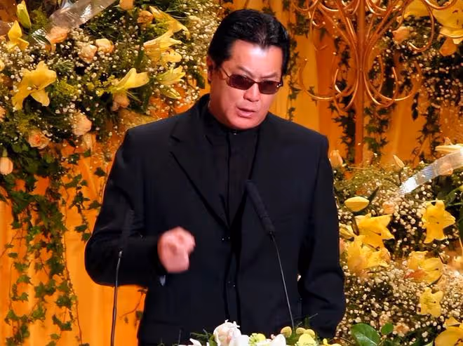 鄧光榮遺孀現身鄭欣宜演唱會，與鄭少秋罕見同場，其夫曾怒斥對方