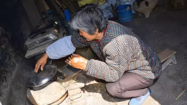 遠嫁三年母親癱瘓,我想請保姆,嫂子:你每月給我三千,我來照顧
