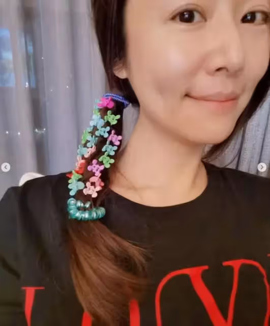 林心如罕曬近況!5歲小海豚為媽媽梳多款髮型,高調贊女兒心靈手巧萌態十足,看清懟臉自拍後:媽媽才是女兒的洋娃娃