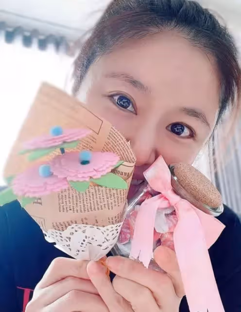 林心如罕曬近況!5歲小海豚為媽媽梳多款髮型,高調贊女兒心靈手巧萌態十足,看清懟臉自拍後:媽媽才是女兒的洋娃娃