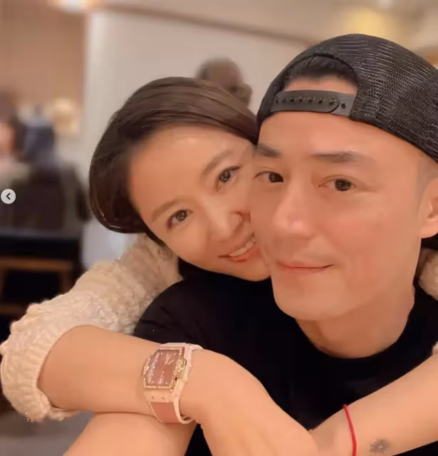 林心如罕曬近況!5歲小海豚為媽媽梳多款髮型,高調贊女兒心靈手巧萌態十足,看清懟臉自拍後:媽媽才是女兒的洋娃娃