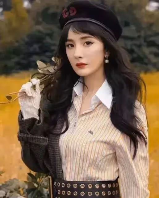 有種「復制粘貼」叫楊冪女兒!扎公主髪穿白裙子,五官精緻笑容甜美,網友:基因真強大