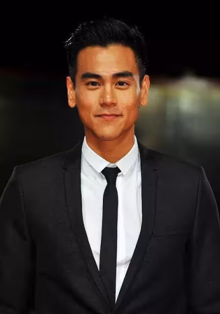 當39歲彭于晏和34歲李敏鎬同框穿西裝，看清鞋子後，網友：終於相信女生的審美了