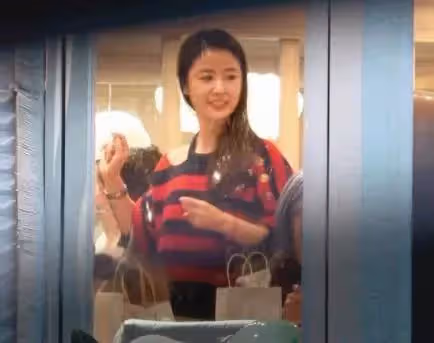 林心如參加聚會罕見炫富!戴72萬手錶亮相,穿襯衣不站C位認不出,素顏出鏡完全不顯老態