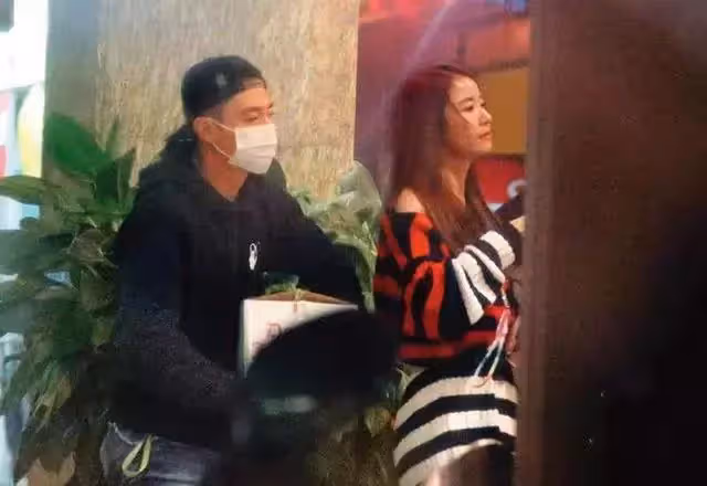 林心如參加聚會罕見炫富!戴72萬手錶亮相,穿襯衣不站C位認不出,素顏出鏡完全不顯老態