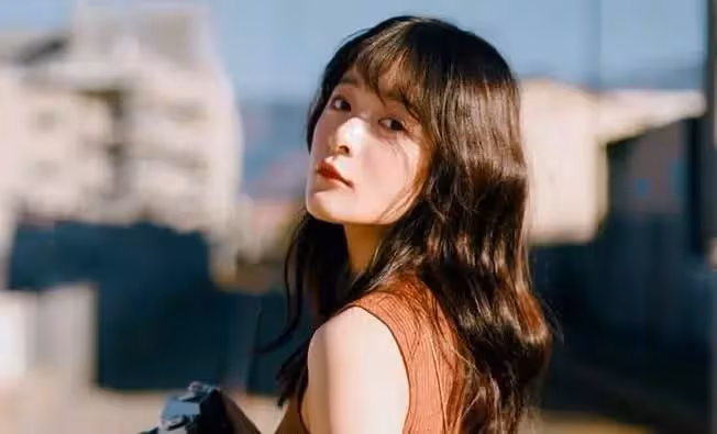 周星馳乾女兒徐嬌長大了,一身寬鬆衛衣玩「下衣失蹤」,淡妝出鏡五官精緻甜美,開網店吸金無數:少女初長成
