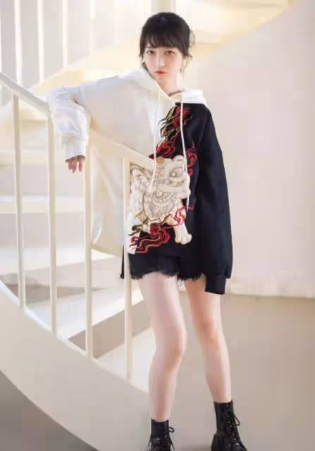 周星馳乾女兒徐嬌長大了,一身寬鬆衛衣玩「下衣失蹤」,淡妝出鏡五官精緻甜美,開網店吸金無數:少女初長成