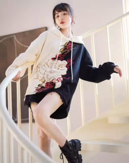 周星馳乾女兒徐嬌長大了,一身寬鬆衛衣玩「下衣失蹤」,淡妝出鏡五官精緻甜美,開網店吸金無數:少女初長成