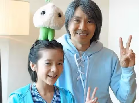 周星馳乾女兒徐嬌長大了,一身寬鬆衛衣玩「下衣失蹤」,淡妝出鏡五官精緻甜美,開網店吸金無數:少女初長成