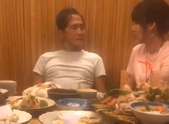61歲齊秦現身,肚腩凸起面黃乾枯,曾經帥氣模樣今不再,網友:像七十多歲的!