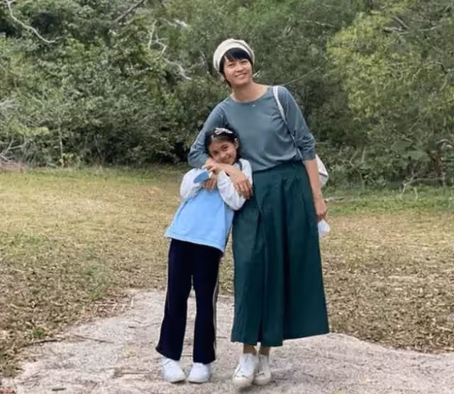 梁詠琪素顏自然真實,身材走樣也不介意,混血女兒長得太漂亮了!