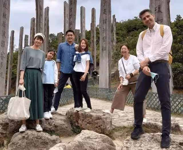 梁詠琪素顏自然真實,身材走樣也不介意,混血女兒長得太漂亮了!