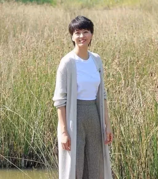 梁詠琪素顏自然真實,身材走樣也不介意,混血女兒長得太漂亮了!