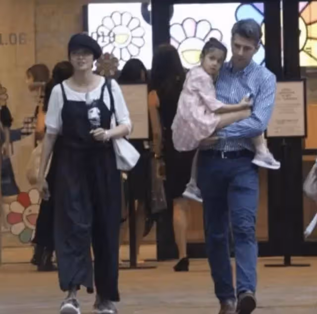 梁詠琪素顏自然真實,身材走樣也不介意,混血女兒長得太漂亮了!
