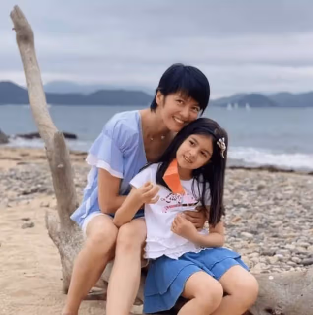 梁詠琪素顏自然真實,身材走樣也不介意,混血女兒長得太漂亮了!