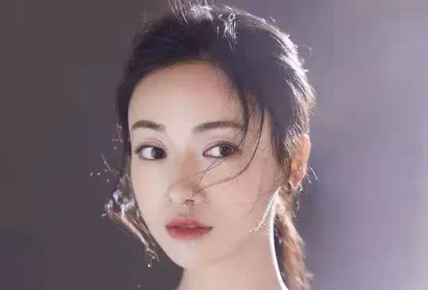吳謹言19歲大學生活照被扒出,昔日和現在判若兩人,網友:換頭了