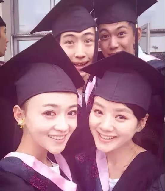 吳謹言19歲大學生活照被扒出,昔日和現在判若兩人,網友:換頭了