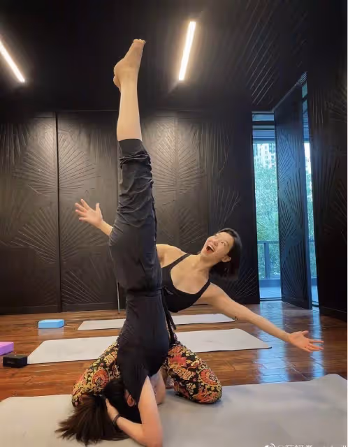 38歲陳妍希近況曝光,瘦身成功「白皙長腿」細得像竹竿,臉上嬰兒肥略顯青澀:側顏太美了