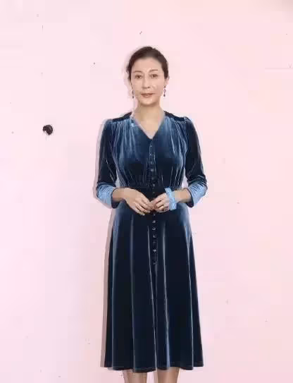 46歲吳綺莉想開了，不管女兒糟心事，穿藍色絲絨裙復出拍戲太驚艷