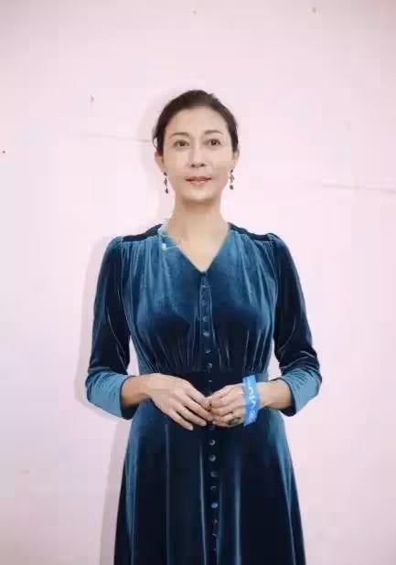 46歲吳綺莉想開了，不管女兒糟心事，穿藍色絲絨裙復出拍戲太驚艷