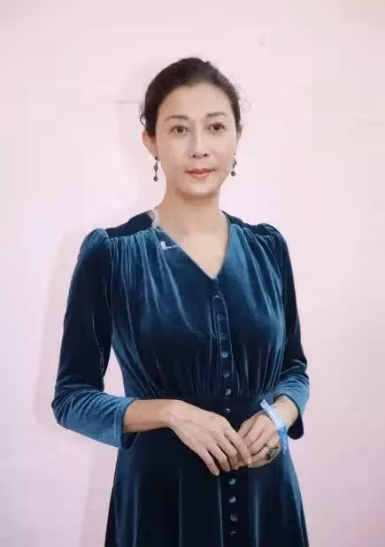 46歲吳綺莉想開了，不管女兒糟心事，穿藍色絲絨裙復出拍戲太驚艷