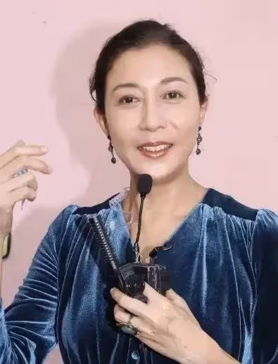46歲吳綺莉想開了，不管女兒糟心事，穿藍色絲絨裙復出拍戲太驚艷