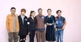 46歲吳綺莉想開了，不管女兒糟心事，穿藍色絲絨裙復出拍戲太驚艷