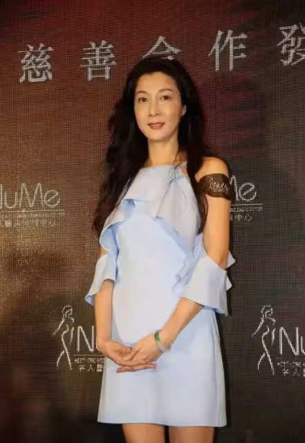 46歲吳綺莉想開了,不管女兒糟心事,穿藍色絲絨裙復出拍戲太驚艷
