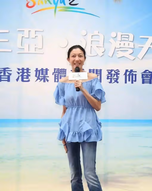 46歲吳綺莉想開了,不管女兒糟心事,穿藍色絲絨裙復出拍戲太驚艷
