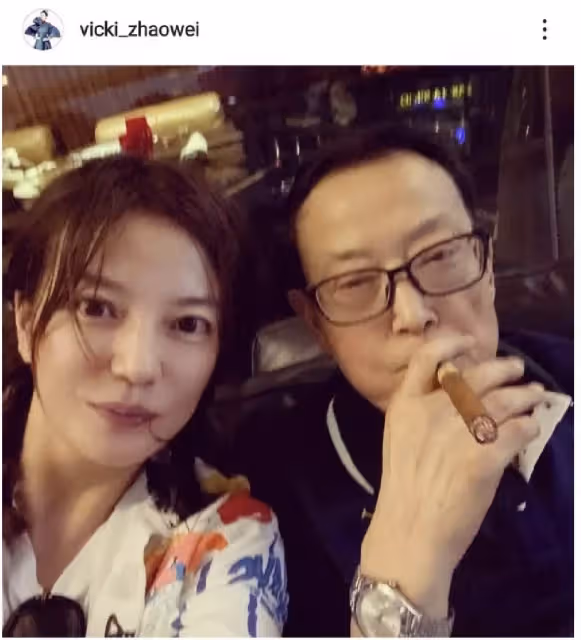 趙薇人間蒸發九個月後現身,曬出父親的黑白照片,稱自己一無所有