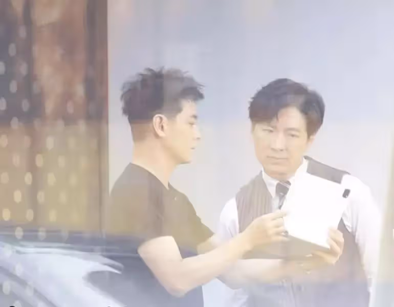 林志穎開特斯拉上班,和親弟弟合體撈金,兄弟倆有商有量感情極佳