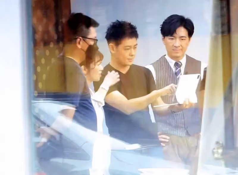 林志穎開特斯拉上班,和親弟弟合體撈金,兄弟倆有商有量感情極佳