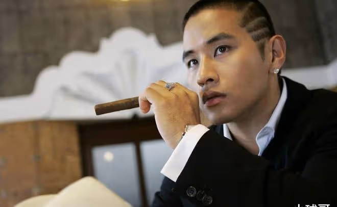 當紅明星更改國籍,遭祖國永久封殺,終生不得回國