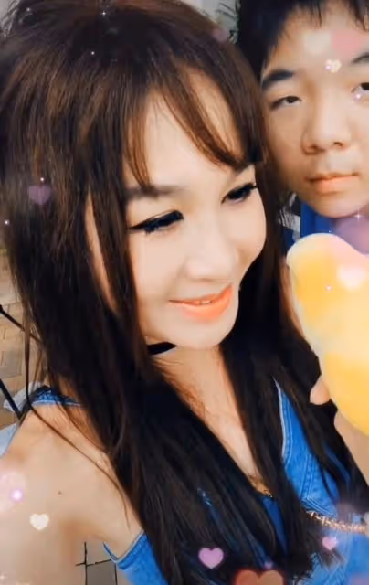 溫碧霞白嫩似少女,與養子同框如姐弟,互動親密被誤會交新男友