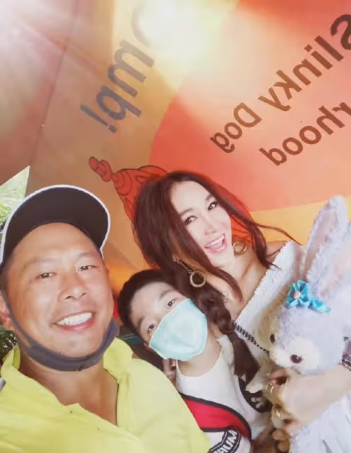 溫碧霞白嫩似少女,與養子同框如姐弟,互動親密被誤會交新男友