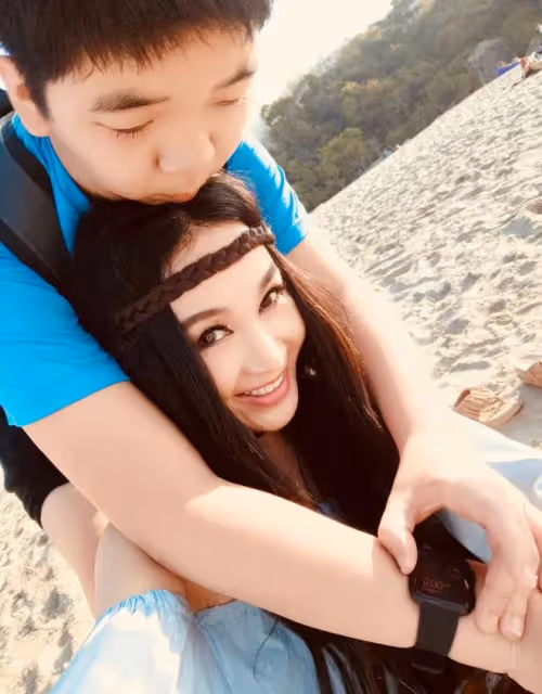 溫碧霞白嫩似少女,與養子同框如姐弟,互動親密被誤會交新男友