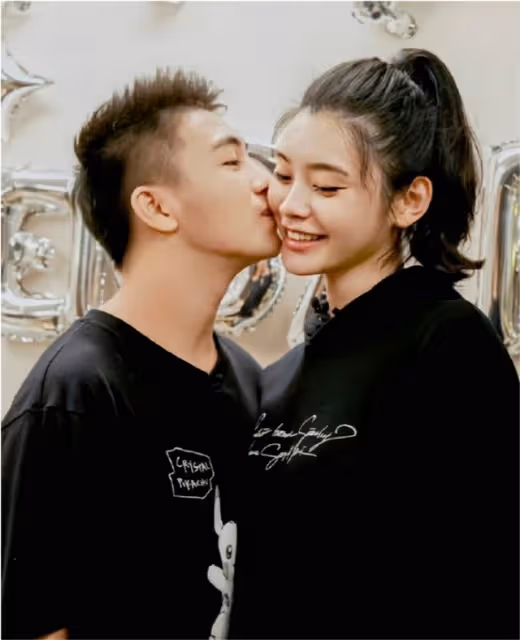 何猷君下場闢謠!被傳婚後愛與嫩模玩,曾吃宵夜被拍性感美女作陪