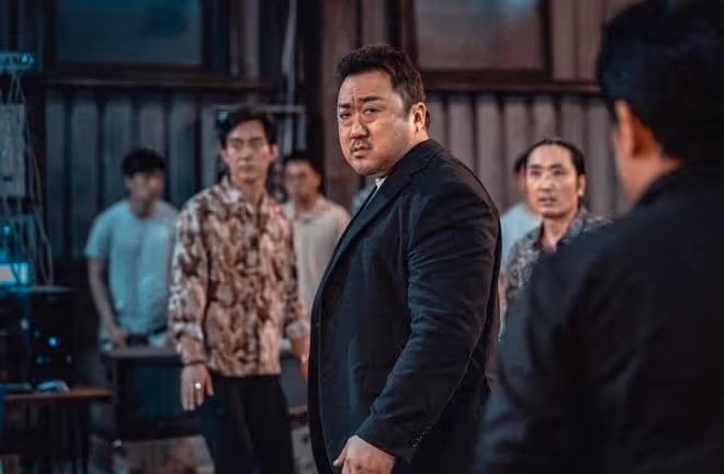 手臂比頭大的肌肉男賣萌!馬東錫《犯罪都市2》韓國票房力壓《侏羅紀世界3》