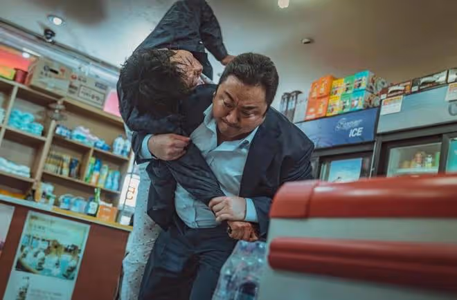 手臂比頭大的肌肉男賣萌!馬東錫《犯罪都市2》韓國票房力壓《侏羅紀世界3》