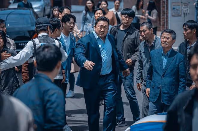 手臂比頭大的肌肉男賣萌!馬東錫《犯罪都市2》韓國票房力壓《侏羅紀世界3》