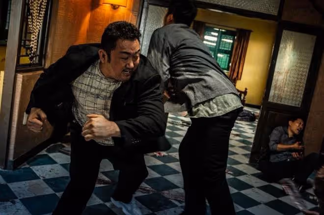 手臂比頭大的肌肉男賣萌!馬東錫《犯罪都市2》韓國票房力壓《侏羅紀世界3》
