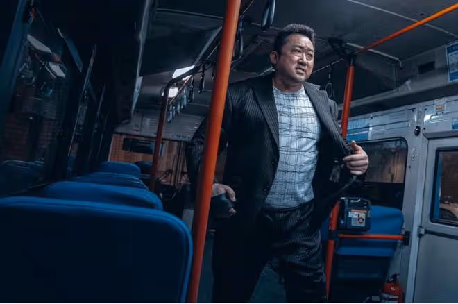 手臂比頭大的肌肉男賣萌!馬東錫《犯罪都市2》韓國票房力壓《侏羅紀世界3》